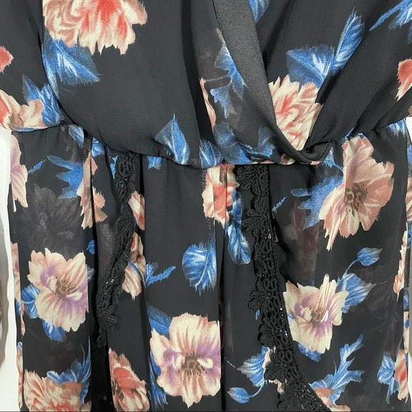 ASTR Floral Lace Trim Long Sleeve Romper Black XS - Picture 5 of 13